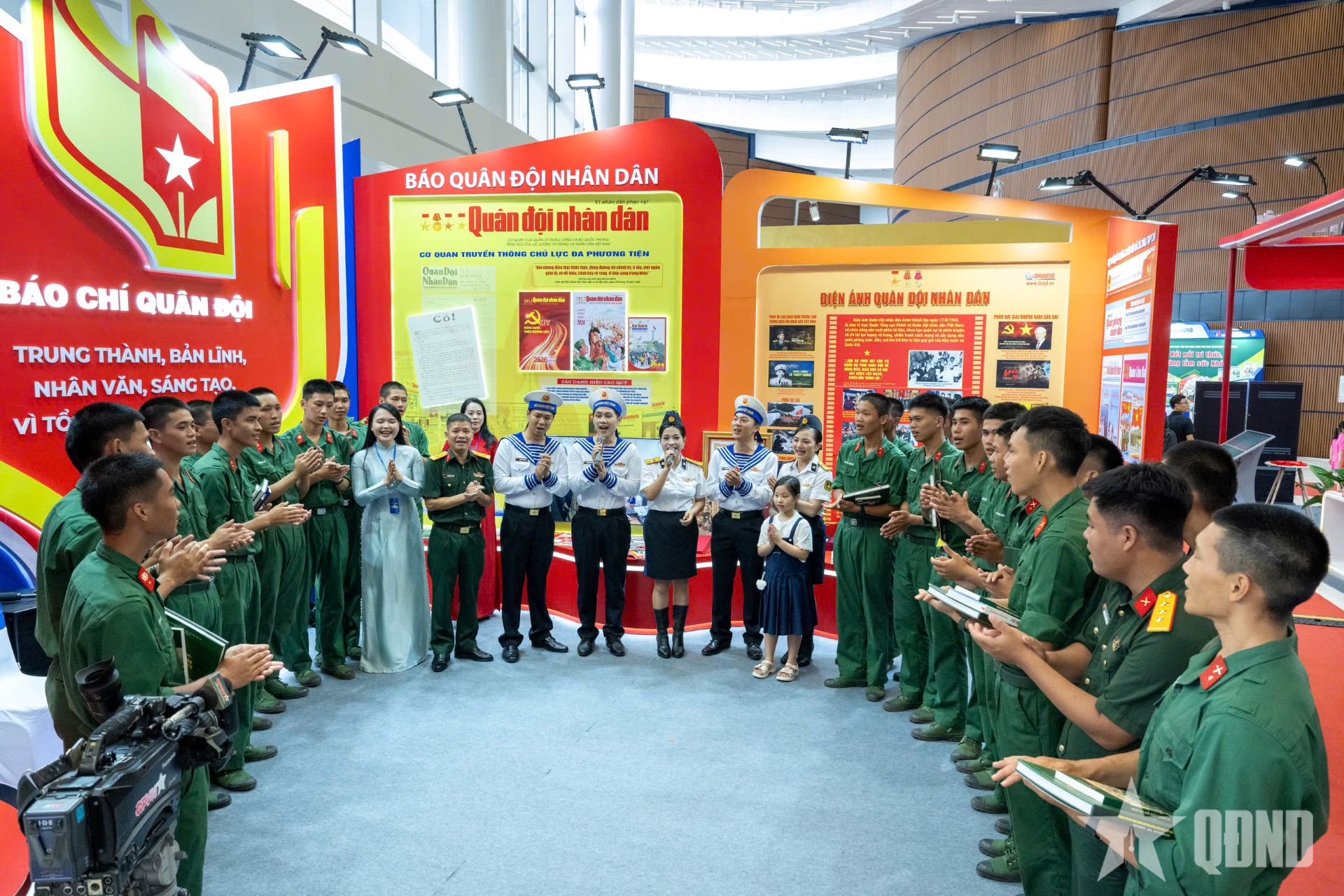 Gian trưng bày báo chí Quân đội để lại ấn tượng sâu đậm